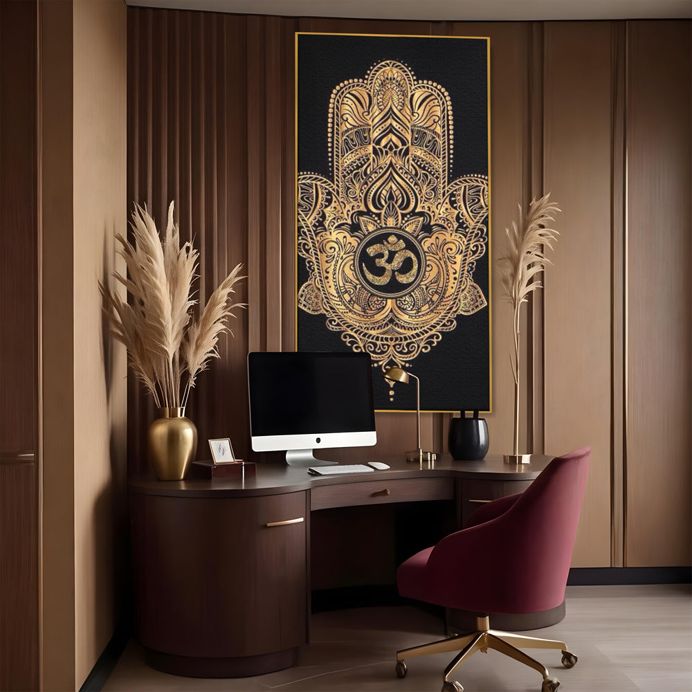 Tablou canvas cu illustratie digitala hamsa aurie, in rama de aluminiu auriu, pe perete intr-un birou